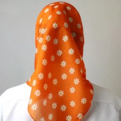 تصویر مینی اسکارف نخی دخترونه طرح گل بابونه نارنجی 