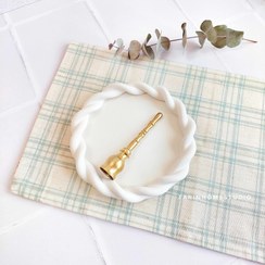 تصویر اسنوفر یا شمع خاموش کن برنجی ایستاده 