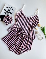 تصویر ست نیم تنه شورتک فانتزی زنانه سه تیکه لباس خونگی ساتن طرح ویکتوریا همراه با کش مو تاب بندی حلقه ای تا سایز ۴۰ کار تخفیفی در حراجی 