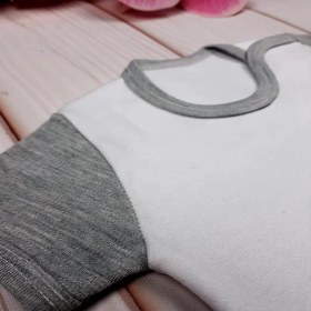 تصویر تیشرت نوزادی سفید طوسی ساده – صفر تا سه ماه 