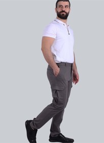 تصویر شلوار کتان کلاسیک مردانه با جیب‌های کار در رنگ قهوه‌ای برند selected Men's Classic Cargo Pocket Trousers in Brown