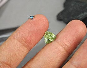 تصویر نگین زبرجد سه گوش 3 قیراط 