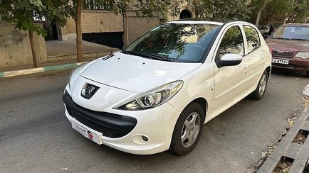 تصویر پژو 207 مدل 1401 ا دنده ای سقف شیشه ای دنده ای سقف شیشه ای