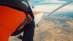 تصویر دانلود فوتیج مرد چتربازی از هواپیما Man Skydiving From Aircraft 