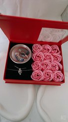 تصویر باکس گل رز با گردنبند مروارید عشق - باکس قرمز 