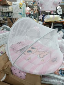 تصویر پشه بند تشک دار دخترک 