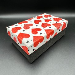 تصویر جعبه هدیه مستطیل هارد سفید و قلب قرمز 