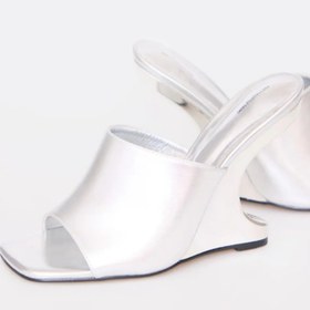 تصویر صندل زنانه پاشنه‌دار نقره‌ای مدل متالیک طرح مدرن Prettylitte