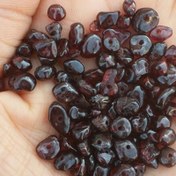 تصویر مهره سنگ گارنت چیپسی سوراخ دار راف یا تراش نخورده سنگ اصل طبیعی درجه یک 