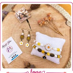 تصویر نیم ست دستبند و گوشواره زرد و سفید با گل بابونه 
