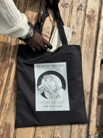 تصویر توت بگ دختر لمیده 