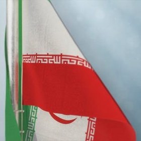 تصویر فوتیج بک گراند پرچم ایران با پرچم ایستاده در پس زمینه 