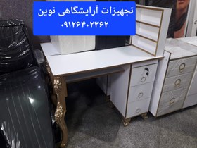 تصویر میز ناخن چوبی همراه استند لاک سفید 