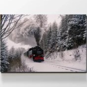 تصویر قطار قرمز در زمستان 