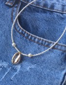 تصویر گردنبند زنانه منجوقی سفید (مروارید ترمه) با پلاک استیل صدفی و مروارید White Beaded Necklace with Shell & Pearl Stainless Steel Pendant – Pearl Elegance Collection