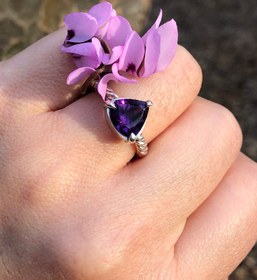 تصویر انگشتر نقره با سنگ‌آمیتیس دستساز زنانه Handmade silver ring with amethyst stone