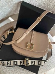تصویر کیف دوشی فندی مدل نیم دایره ای با چرم مصنوعی 