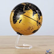 تصویر کره جغرافیایی زمین چرخان پایه دار مشکی طلایی 