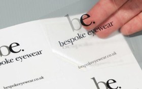 تصویر چاپ استیکر شیشه‌ای یووی استیکر شفاف با چاپ باکیفیت و ماندگاری بالا– مناسب ویترین و دکور