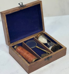 تصویر مجموعه تلسکوپ و ساعت شنی با جعبه چوبی جنس برنجی 