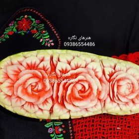 تصویر میوه آرایی و حکاکی هندوانه طرح گل رز و برگ،سایز متوسط 