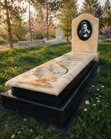 تصویر سنگ قبر کرم رگه‌دار با کتیبه عکس‌دار و زیرسازی مشکی کد 5008 