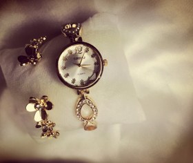 تصویر ست ساعت و دستبند طلایی هدیه روز دختر 