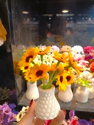 تصویر گلدان طرح مشبک با دو دسته گل آفتابگردان 