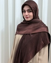 تصویر روسری نخ ابریشم ژاکارد لمه ترک قواره۱۴۰طرح ورساچه - قهوه ای 