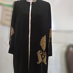 تصویر مانتو مشکی جلو باز مجلسی بلند مهره دوزی شده با دست 