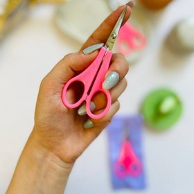 تصویر قیچی ابروی صورتی تیتانیوم 