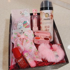 تصویر باکس هدیه دخترانه لوازم آرایش صورتی 