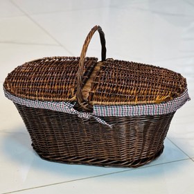 تصویر سبد پیکنیک حصیری سر تخت Wicker picnic basket on the bed