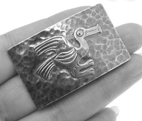 تصویر گل سینه نقره مدل جوجه در قاب نقره مستطیلی شکل 