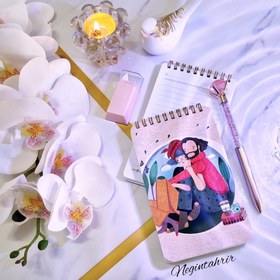 تصویر دفترچه سیم بالای مینیمال خط دار 