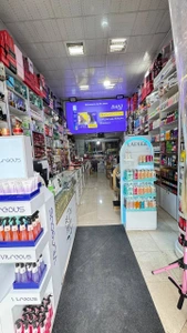 تصویر فروشگاه لوازم آرایشی برفین