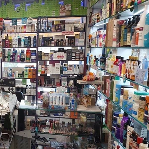 تصویر فروشگاه گالری عطر و آرایشی رژین