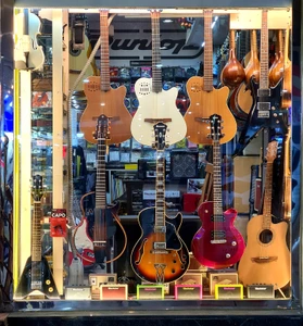 تصویر فروشگاه لوازم موسیقی قصر موزیک