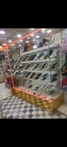 تصویر فروشگاه کفش و کتونی روشا