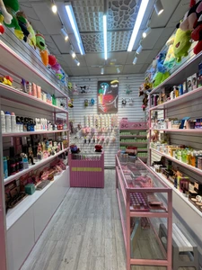 تصویر فروشگاه لوازم آرایشی رژبری