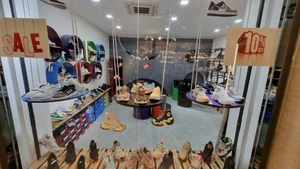 تصویر فروشگاه کفش اسپرت بارِل شوز