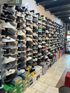 تصویر فروشگاه کتونی ناوان