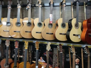 تصویر فروشگاه موسیقی طنین هشتگرد